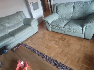 2 sofás de piel azul