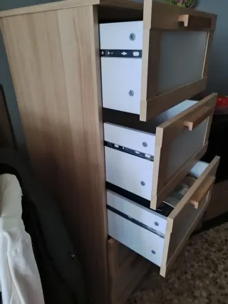 Dos cómodas de madera. Cada una tiene un precio.