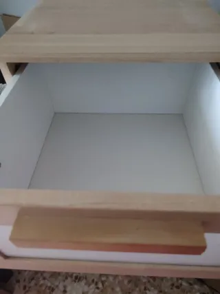 Dos cómodas de madera. Cada una tiene un precio.