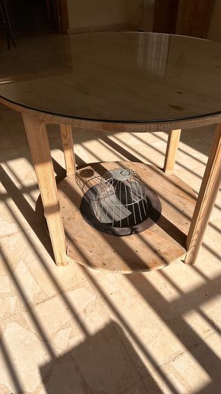 Mesa de madera antigua con brasero