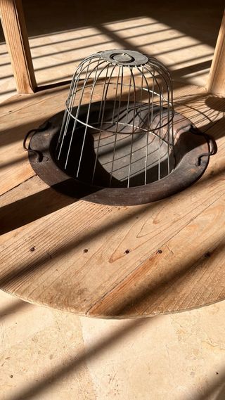 Mesa de madera antigua con brasero