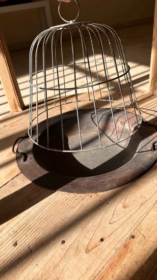 Mesa de madera antigua con brasero