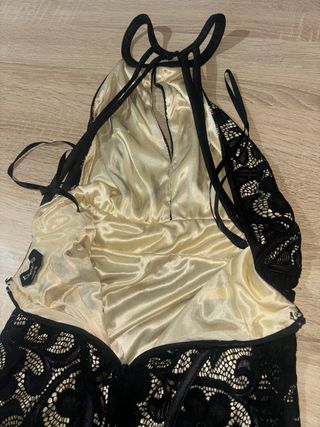 Vestido de encaje negro con espalda espectacular