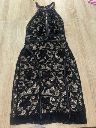 Vestido de encaje negro con espalda espectacular