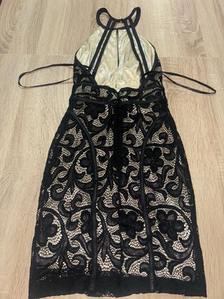 Vestido de encaje negro con espalda espectacular