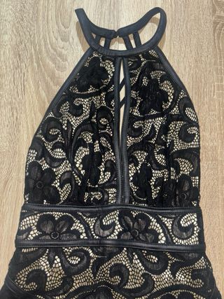 Vestido de encaje negro con espalda espectacular