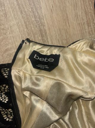 Vestido de encaje negro con espalda espectacular