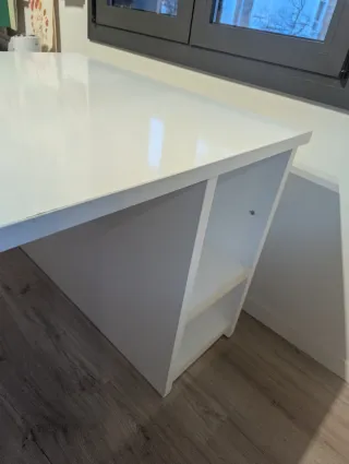 Escritorio blanco con cajonera a los dos lados.