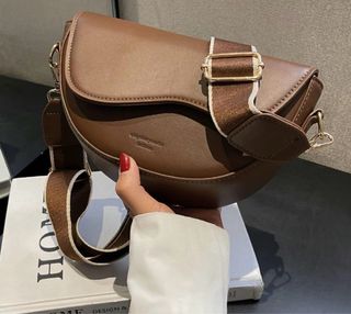 Bolso marrón tipo bandolera