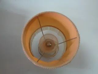 Lámpara de mesa cerámica beige y roja