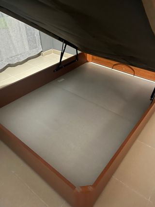 Canapé de madera y tela beige