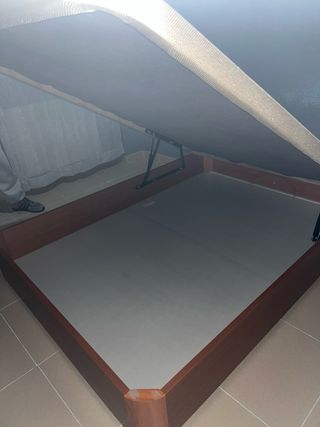 Canapé de madera y tela beige