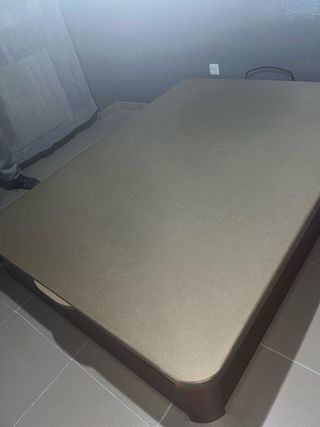 Canapé de madera y tela beige