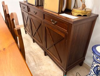 Aparador de madera oscuro