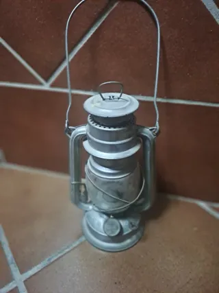 Farol antiguo de petróleo metal