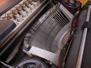 MAQUINA DE ESCRIBIR OLIVETTI LETTERA 36