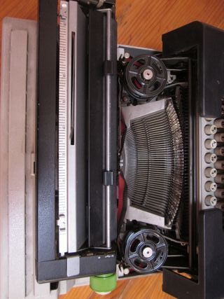 MAQUINA DE ESCRIBIR OLIVETTI LETTERA 36