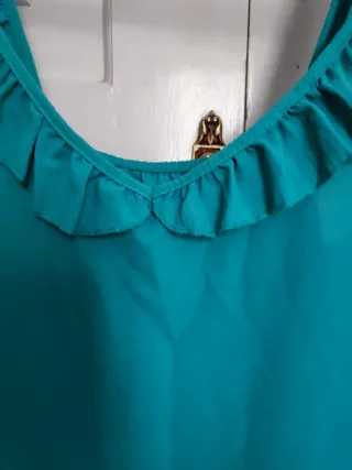 Camiseta turquesa con volantes