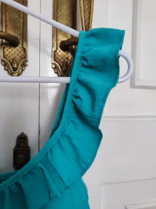 Camiseta turquesa con volantes