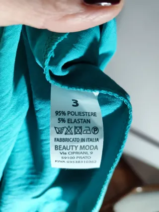 Camiseta turquesa con volantes