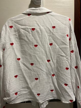 Camisa blanca con corazones rojos talla s/m
