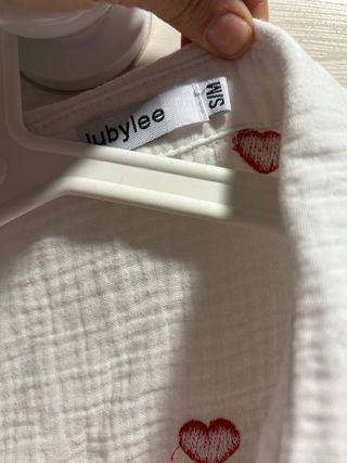 Camisa blanca con corazones rojos talla s/m