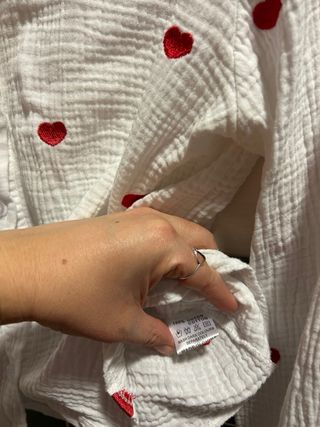 Camisa blanca con corazones rojos talla s/m