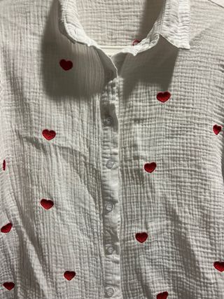 Camisa blanca con corazones rojos talla s/m