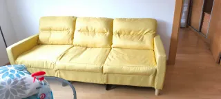 Sofá amarillo de tela