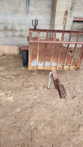 Remolque metálico oxidado