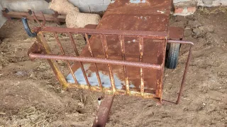 Remolque metálico oxidado