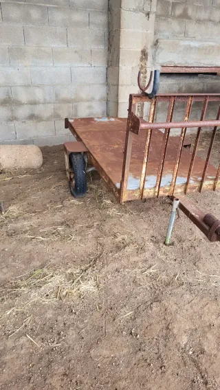 Remolque metálico oxidado