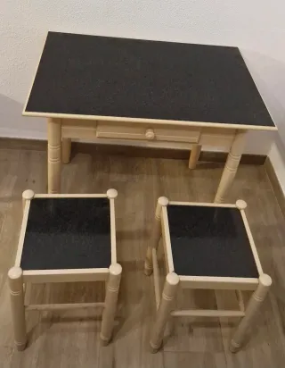 Mesa y 2 taburetes de cocina