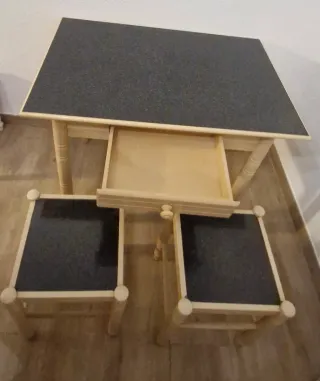 Mesa y 2 taburetes de cocina