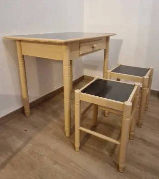 Mesa y 2 taburetes de cocina