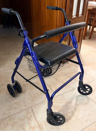 Andador con asiento y cesta