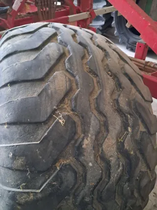 Ruedas New Holland BB9070 Empacadora