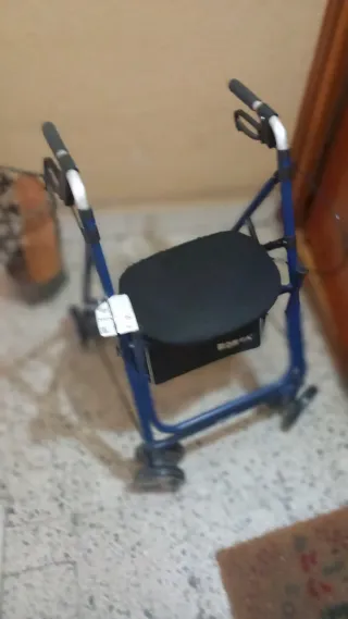 Andador Forta 1,con asiento,frenos y cesta.