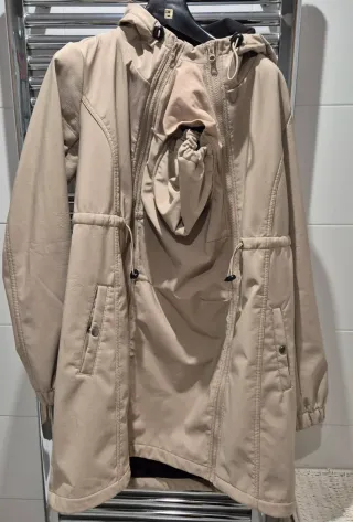 Abrigo premamá y portabebés Mamalicious beige