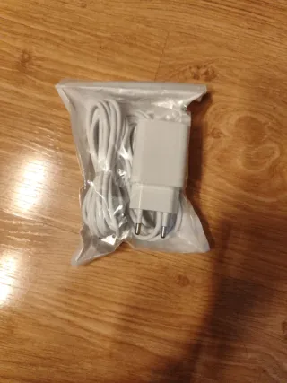 Cable y cargador iPhone blanco