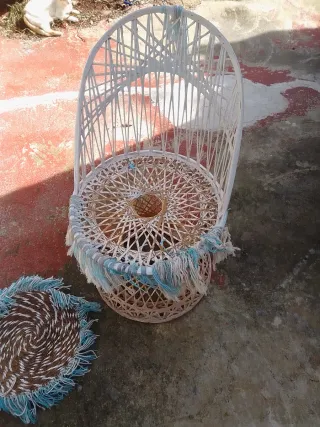 Silla antigua de mimbre y madera