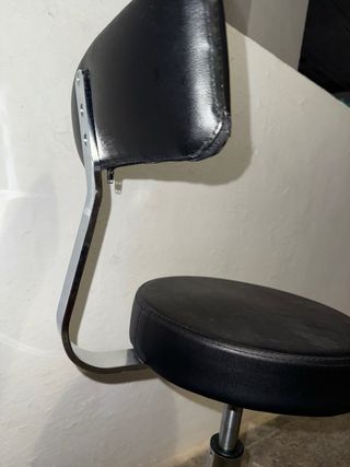 Silla giratoria negra con respaldo