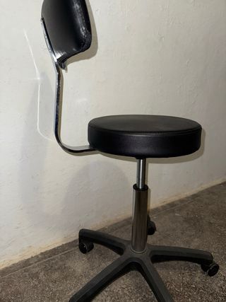 Silla giratoria negra con respaldo