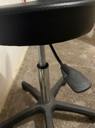 Silla giratoria negra con respaldo