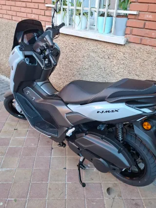 Yamaha Maxi Scooter Negra y Gris