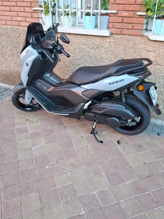Yamaha Maxi Scooter Negra y Gris