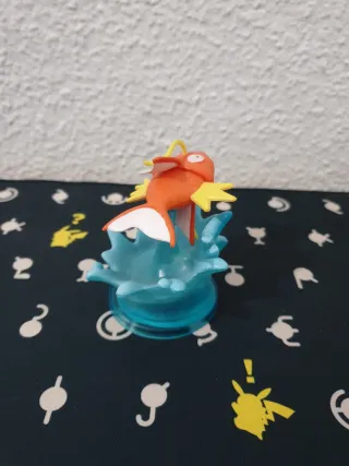 Figura Magikarp con base de agua