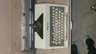 Máquina de escribir Olympia. - Con maletín
