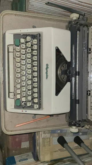 Máquina de escribir Olympia. - Con maletín