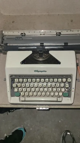 Máquina de escribir Olympia. - Con maletín